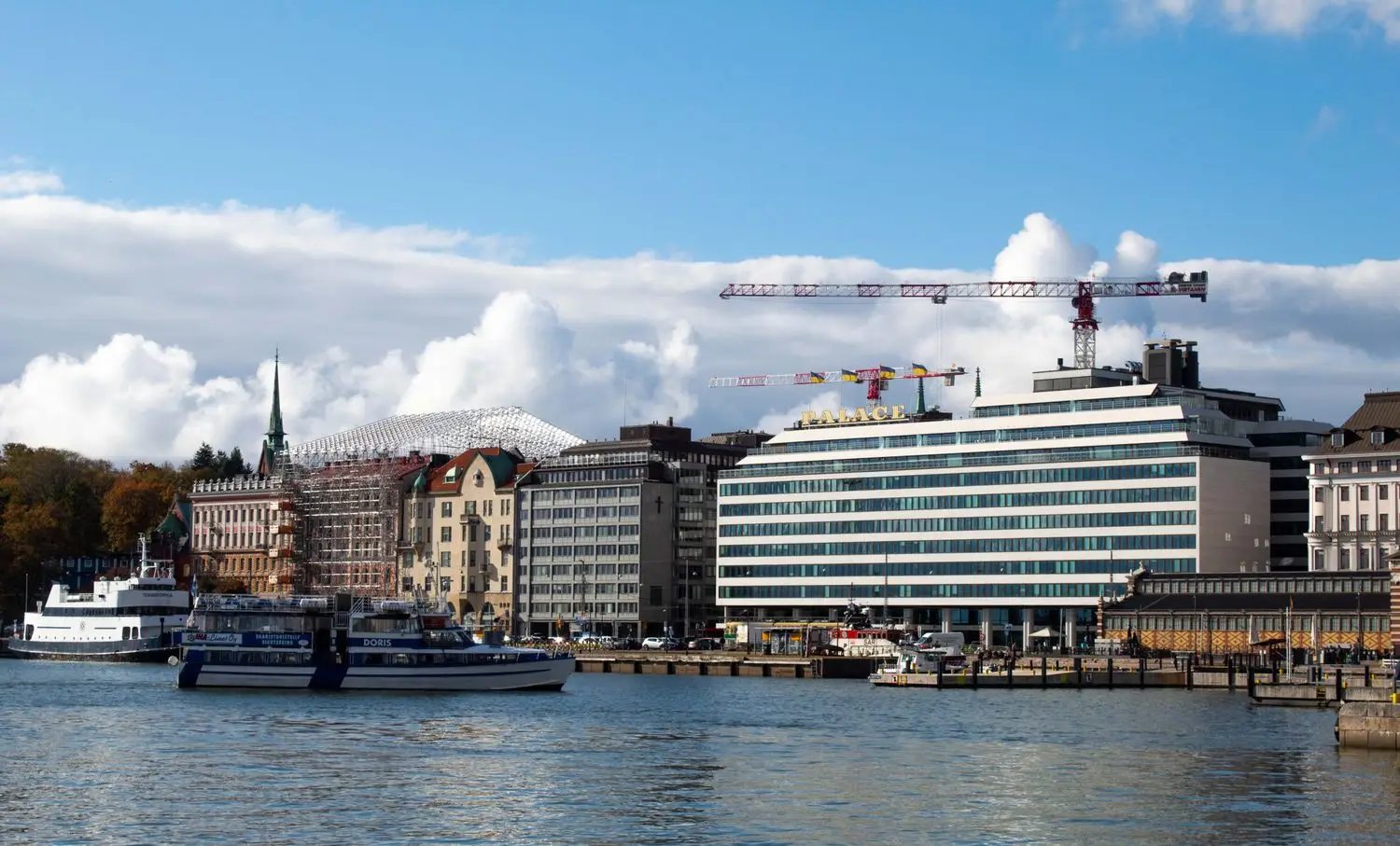 Helsingin sataman rantamaisema ja laiva