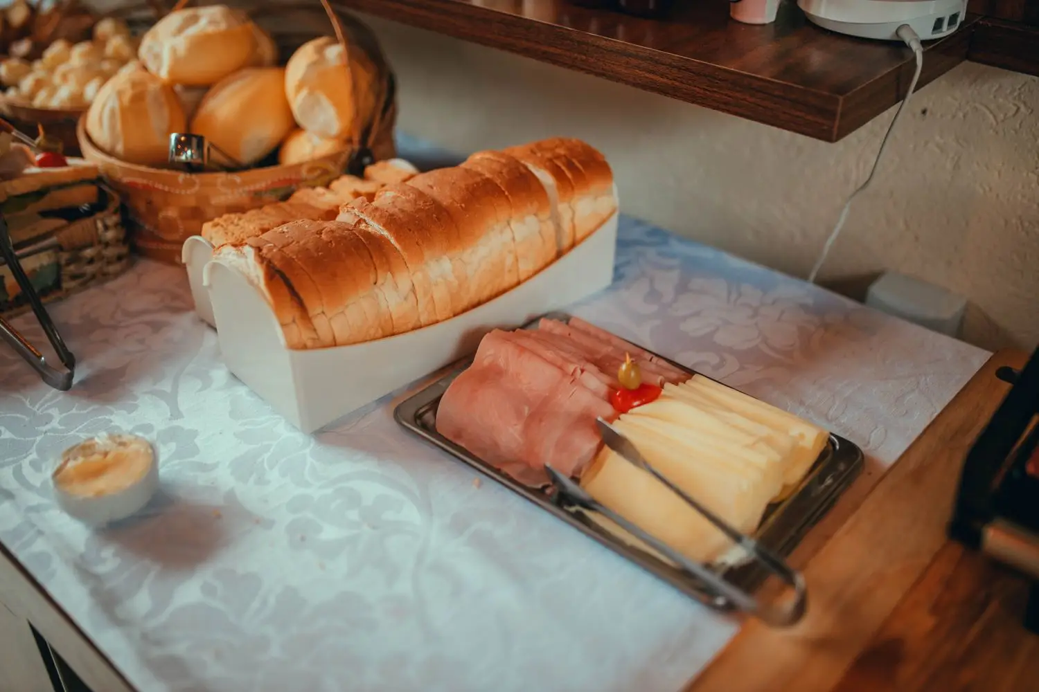 Aamiaispöytä leipineen ja tarjottimineen