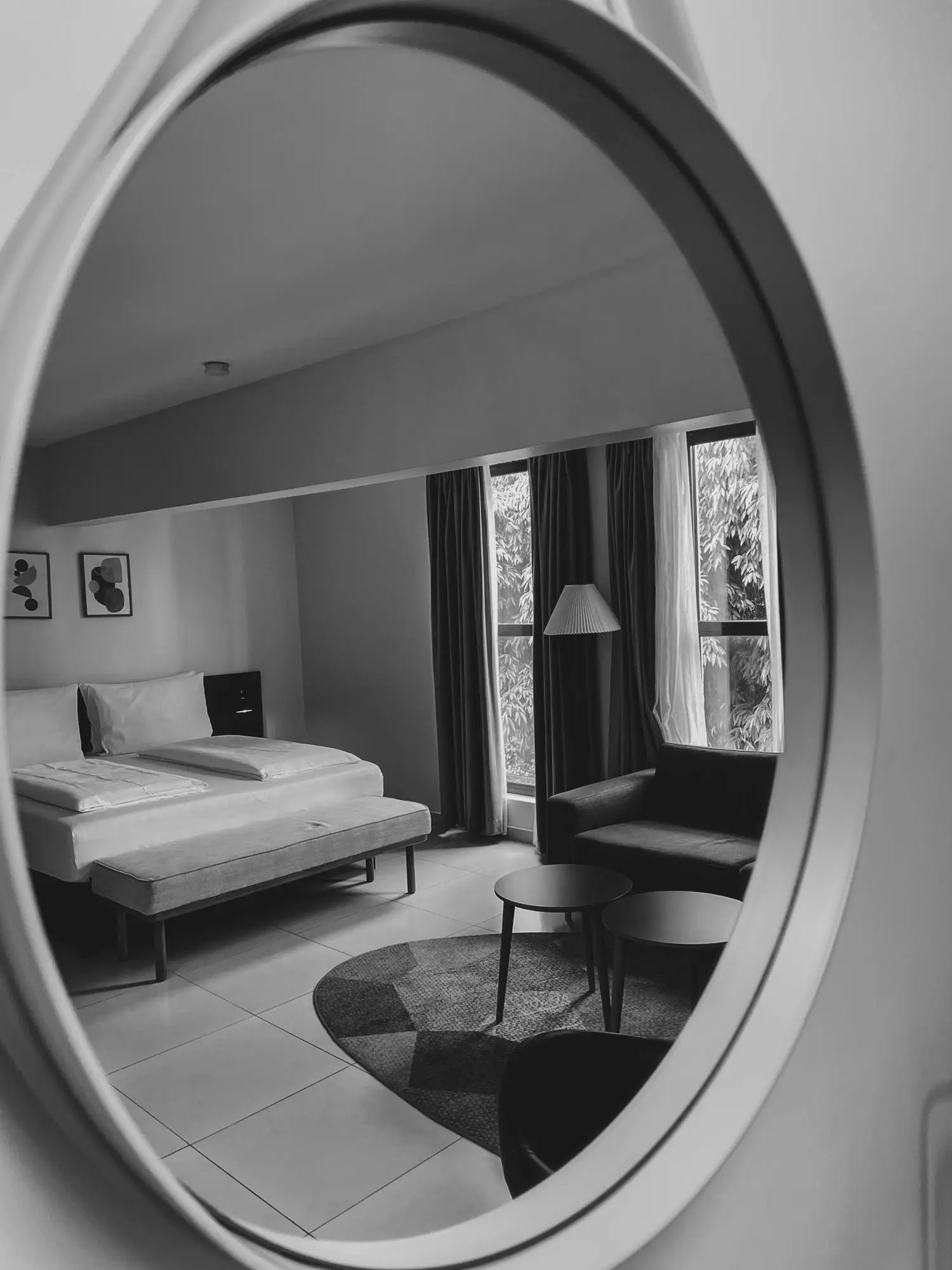Hotellihuone näkyy pyöreän peilin kautta