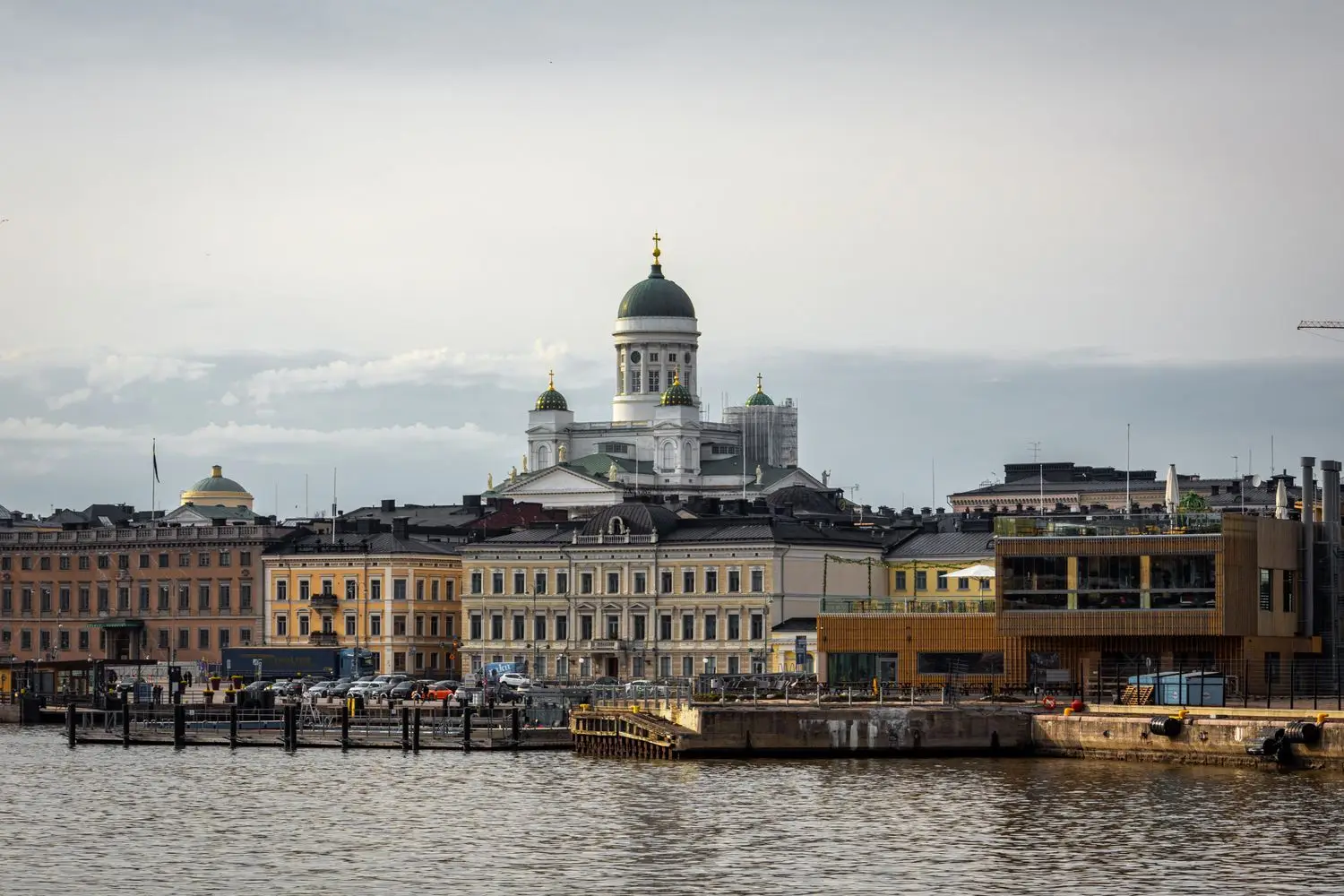 Helsingin satamamaisema veden yli