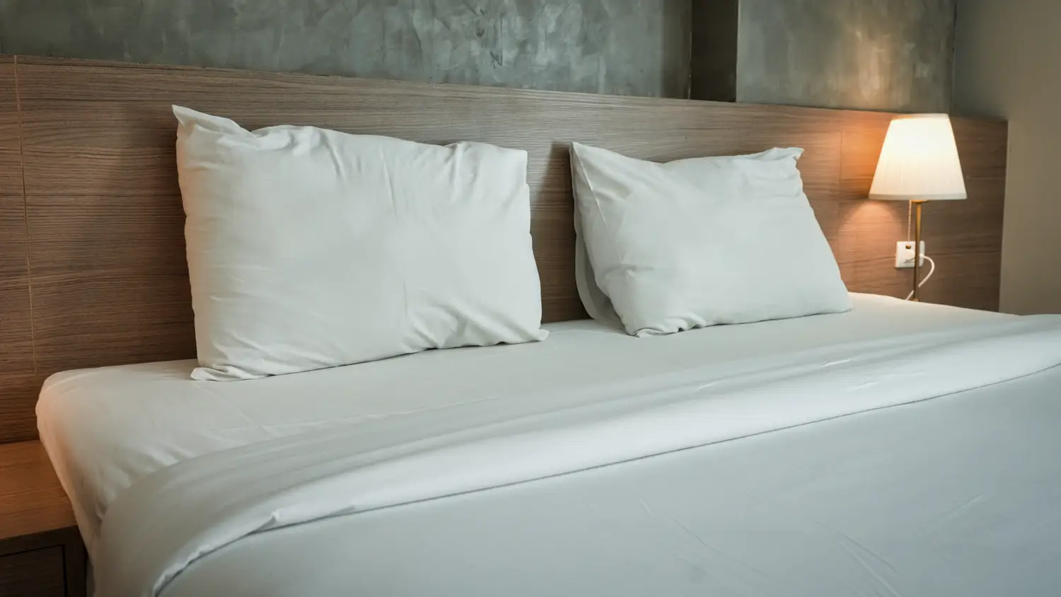 Hotellivuode ja lämmin puupaneeli