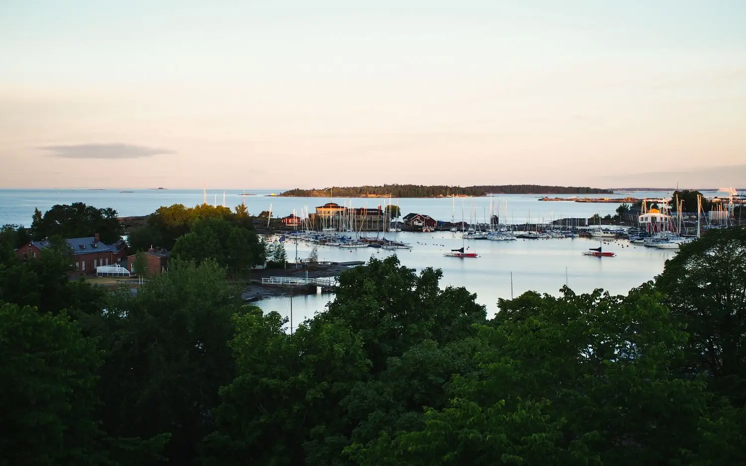 Helsingin saaristomaisema sataman suunnasta