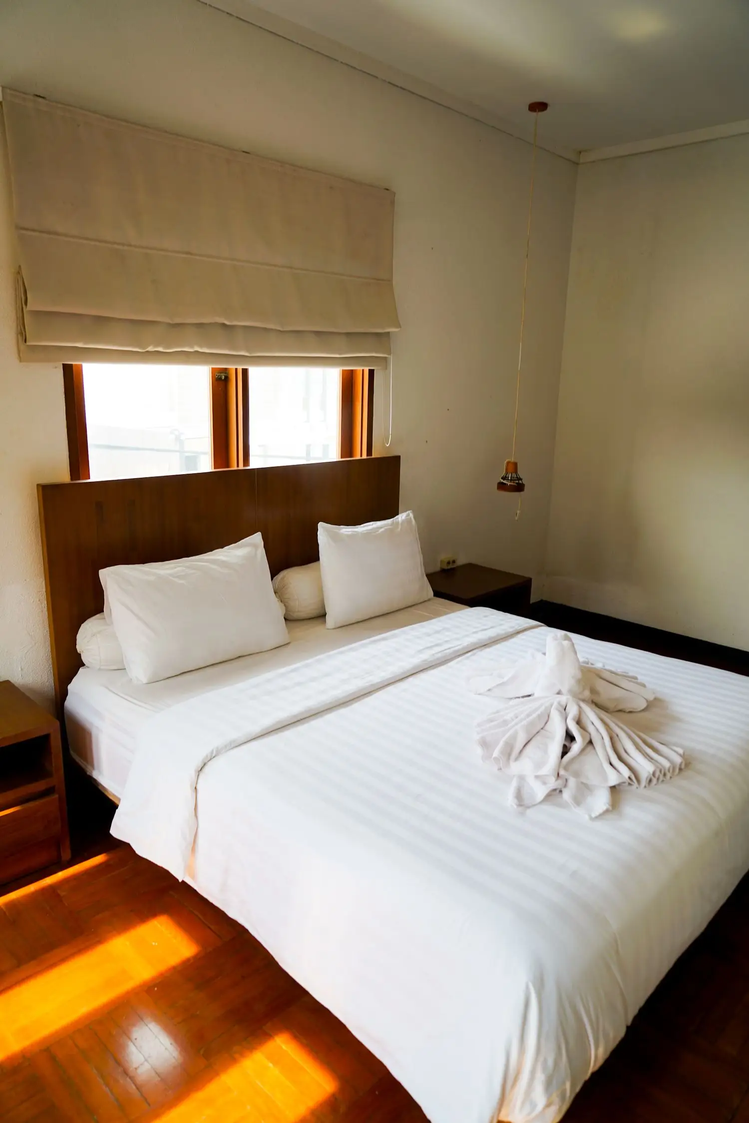 Lämminsävyinen kahden hengen hotellihuone